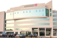 صورة “إنجاز طبي سعودي.. فريق مستشفى سليمان الحبيب يُنقذ حياة أم وجنينها بعملية منظار تُسجل كالأولى عالميًا”