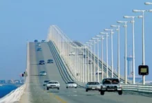 صورة “جسر الملك فهد.. شريان الخليج الذي لا يهدأ: 33 مليون رحلة بين السعودية والبحرين في عام واحد”