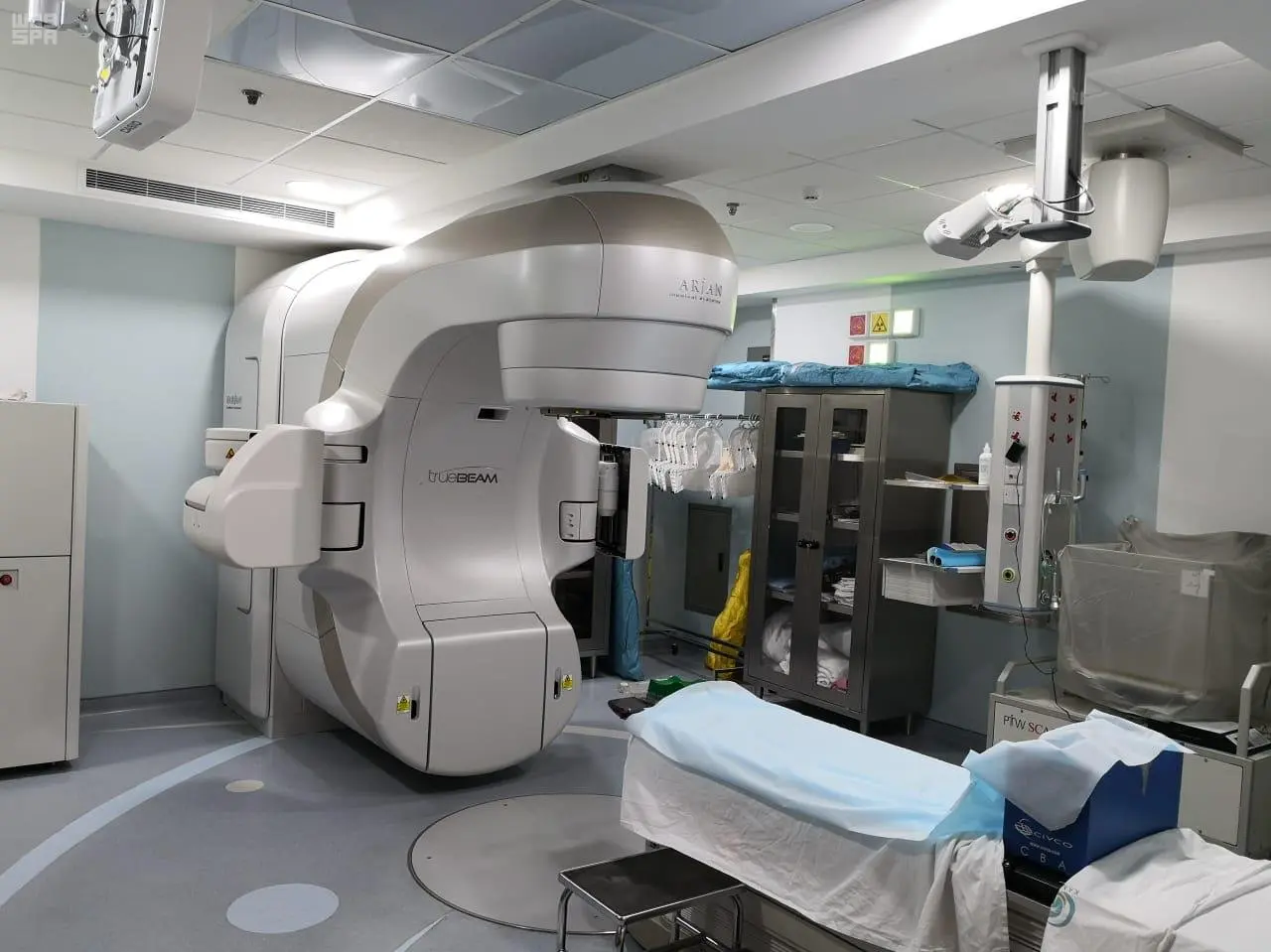 "إنجاز طبي سعودي غير مسبوق.. علاج أورام الدماغ بالإشعاع داخل العملية بمدينة الملك عبدالله الطبية"