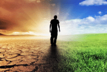 صورة حين يحبسنا الآخرون في قوالبنا القديمة