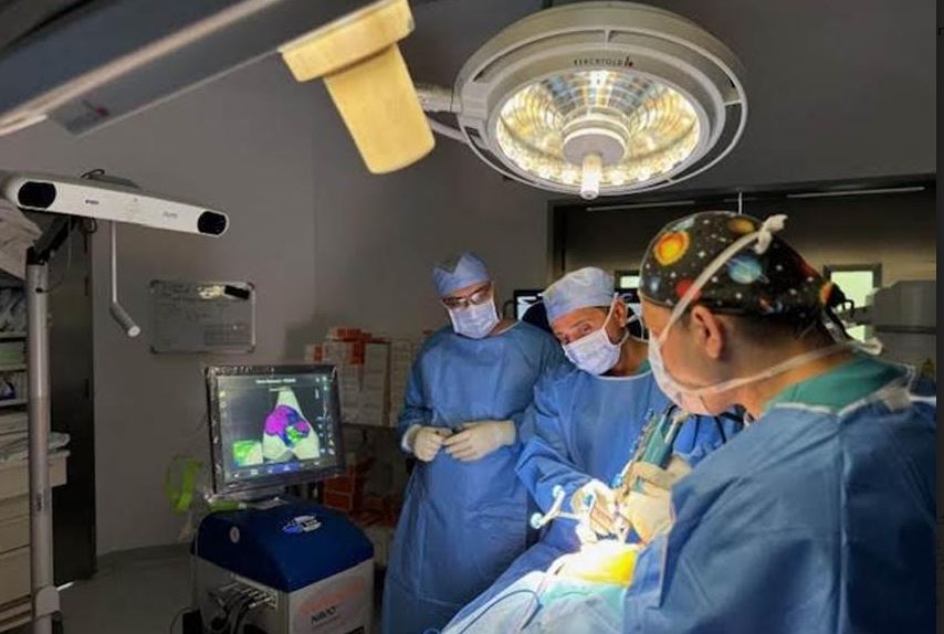 مستشفى الدكتور سليمان الحبيب بالخبر يجري عملية استبدال ركبة ناجحة باستخدام الروبوت الجراحي تحت التخدير النصفي