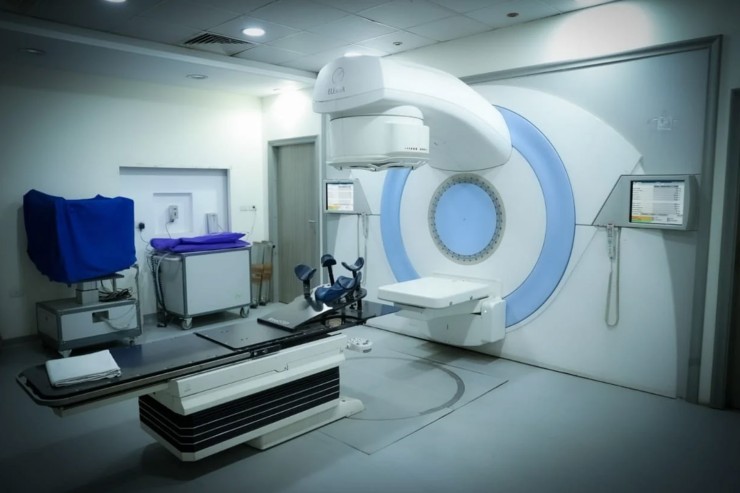 "إنجاز طبي سعودي غير مسبوق.. علاج أورام الدماغ بالإشعاع داخل العملية بمدينة الملك عبدالله الطبية"