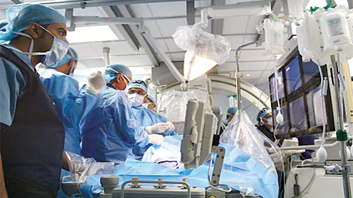 "إنجاز طبي نادر في المدينة المنورة.. قسطرة تنقذ طفلاً من ضغط دم مزمن دون جراحة"