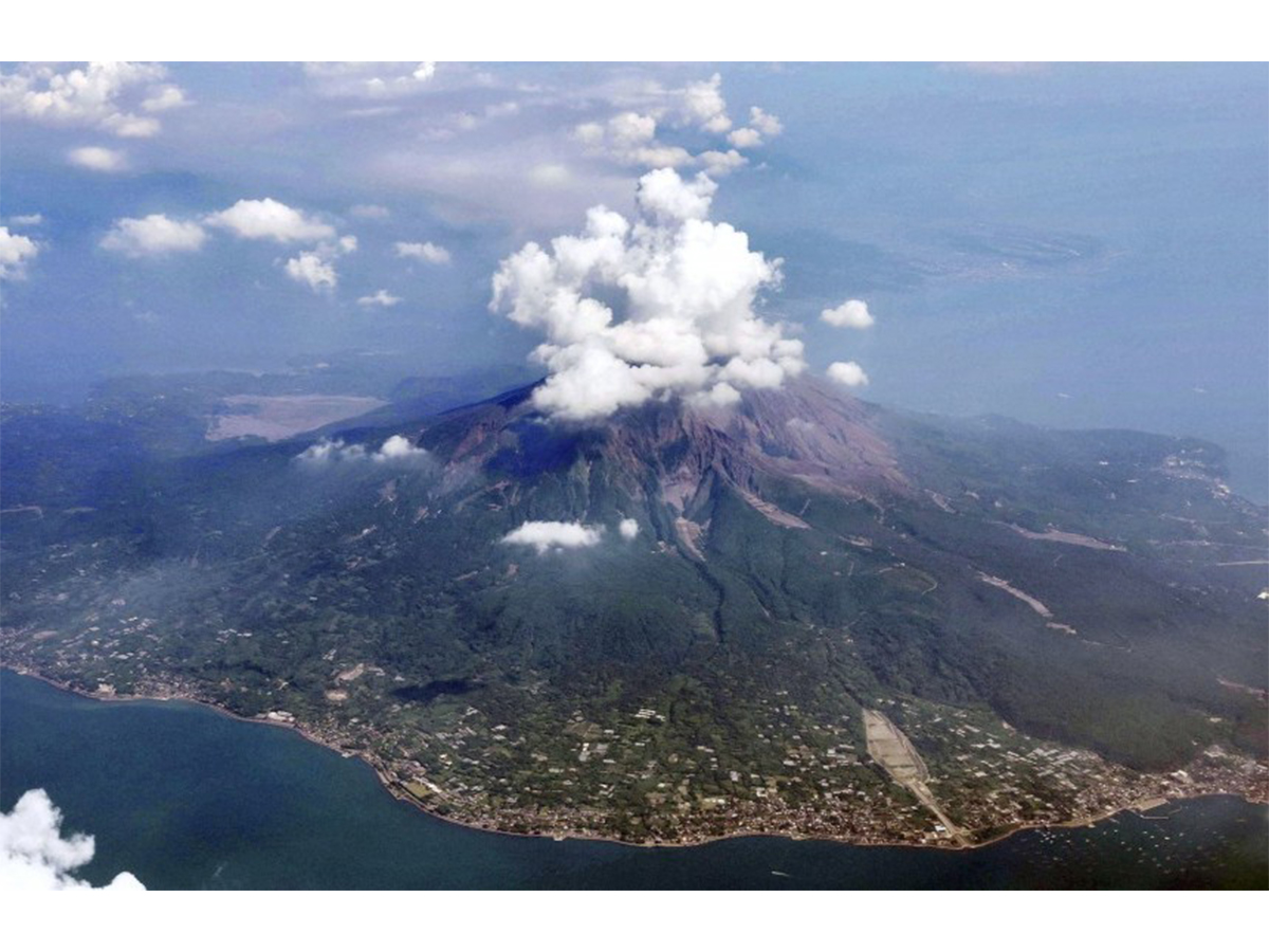 انفجار ساكوراجيما.. بركان يوقظ اليابان على فجرٍ رمادي يهزّ سماء كاجوشيما