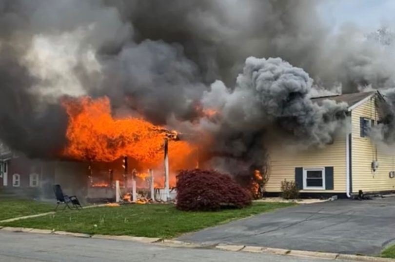 شاهد.. شجاعة مواطن تنقذ فتاة من الموت وسط ألسنة النار والدخان الكثيف في الخرج