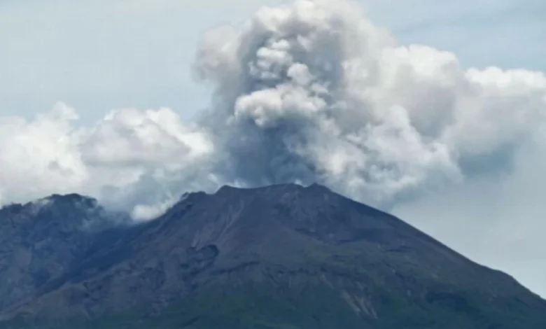 انفجار ساكوراجيما.. بركان يوقظ اليابان على فجرٍ رمادي يهزّ سماء كاجوشيما