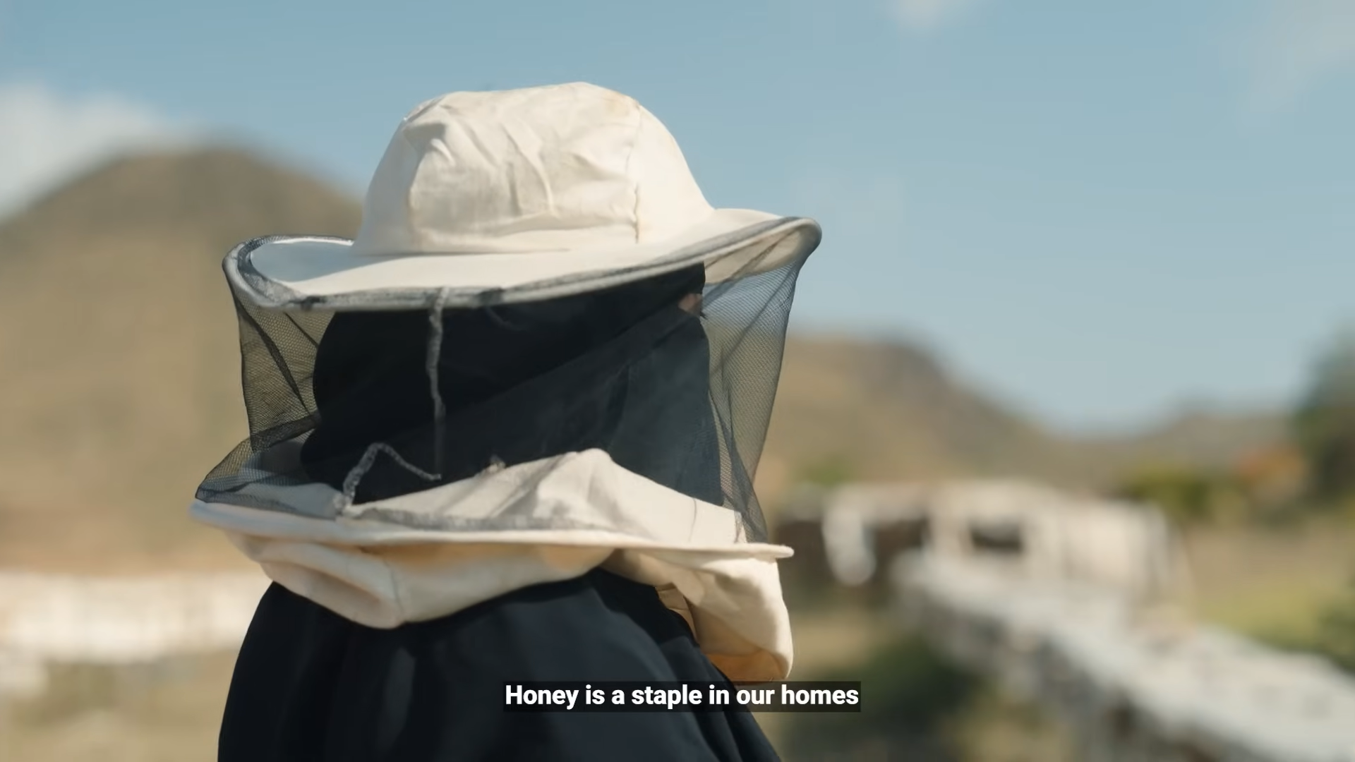 صالحة الألمعي.. صوت عسير الذي حمل خلية النحل من الجبال إلى منصة "بنان" بالرياض