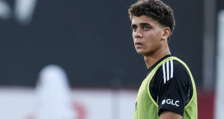 برشلونة يفتح أبوابه لموهبة عربية صاعدة.. تحركات جادة لضم نجم الأهلي المصري حمزة عبد الكريم