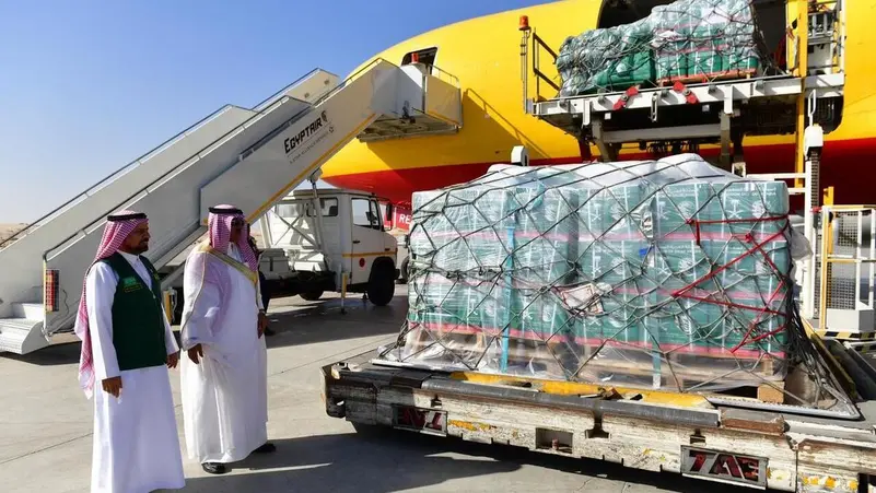 السعودية تواصل جسر الإغاثة إلى غزة بوصول الطائرة الـ77 دعمًا للشعب الفلسطيني