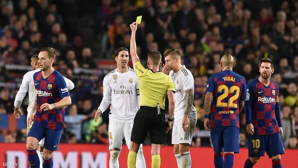 طرد غير مسبوق في الليغا: حكم سابق يخرج بالبطاقة الحمراء من زميله في مشهد استثنائي