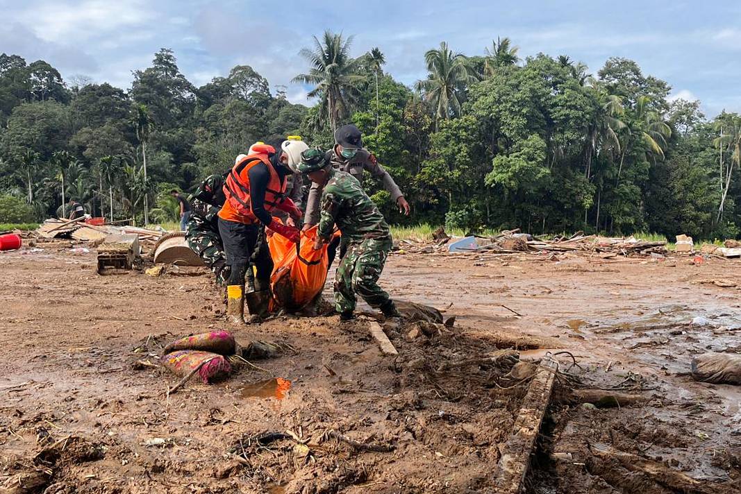 أسوأ كارثة طبيعية تضرب إندونيسيا منذ عقود.. حصيلة الفيضانات والانهيارات الأرضية تتفاقم إلى 442 قتيلًا و402 مفقود