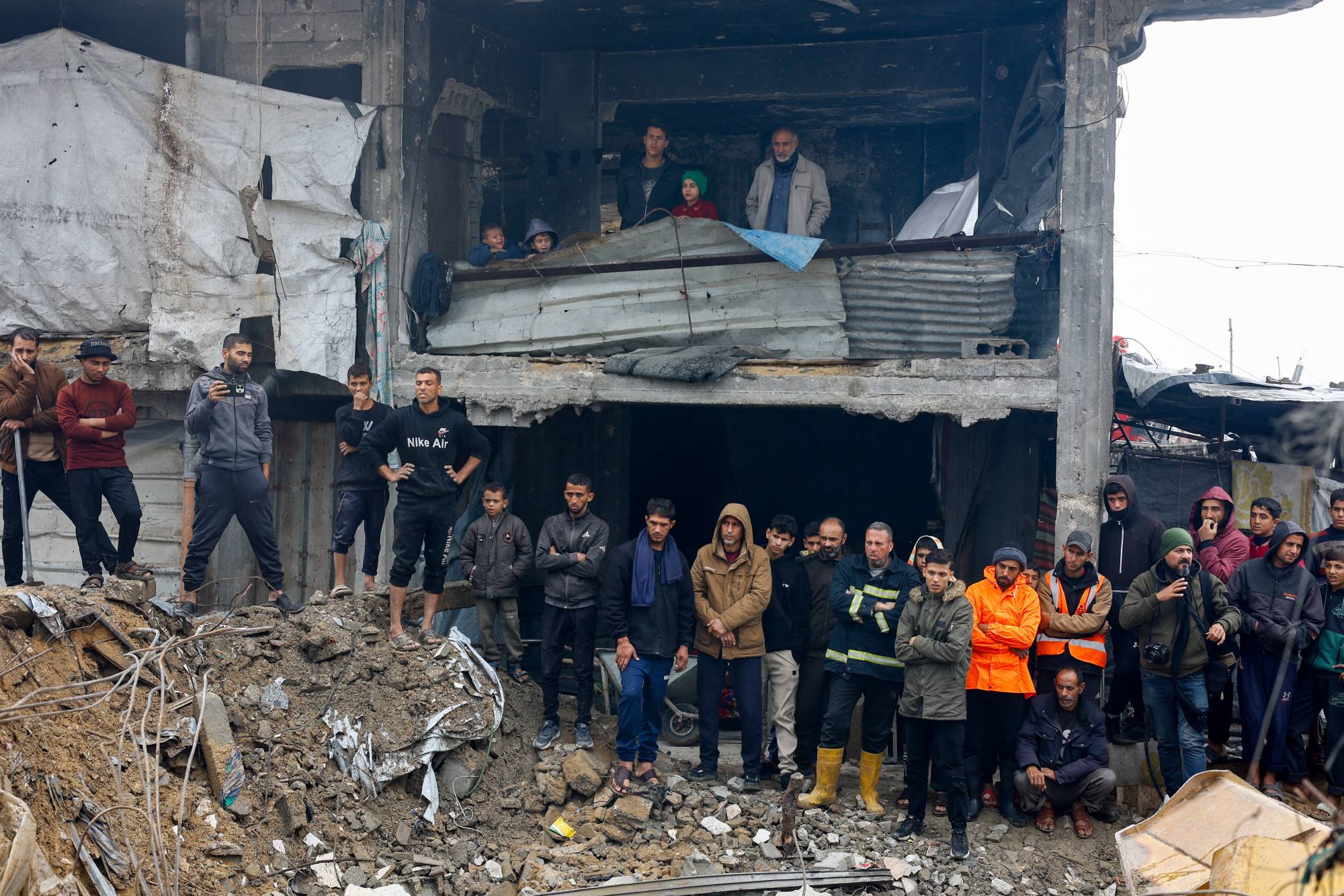 غزة تغرق تحت الأمطار… فيضانات قاتلة تعمّق المأساة الإنسانية وتودي بحياة 14 شخصًا