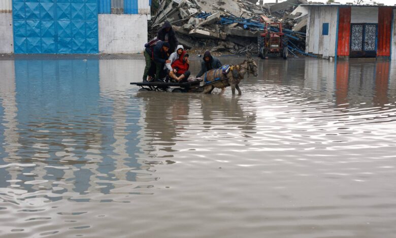 غزة تغرق تحت الأمطار… فيضانات قاتلة تعمّق المأساة الإنسانية وتودي بحياة 14 شخصًا