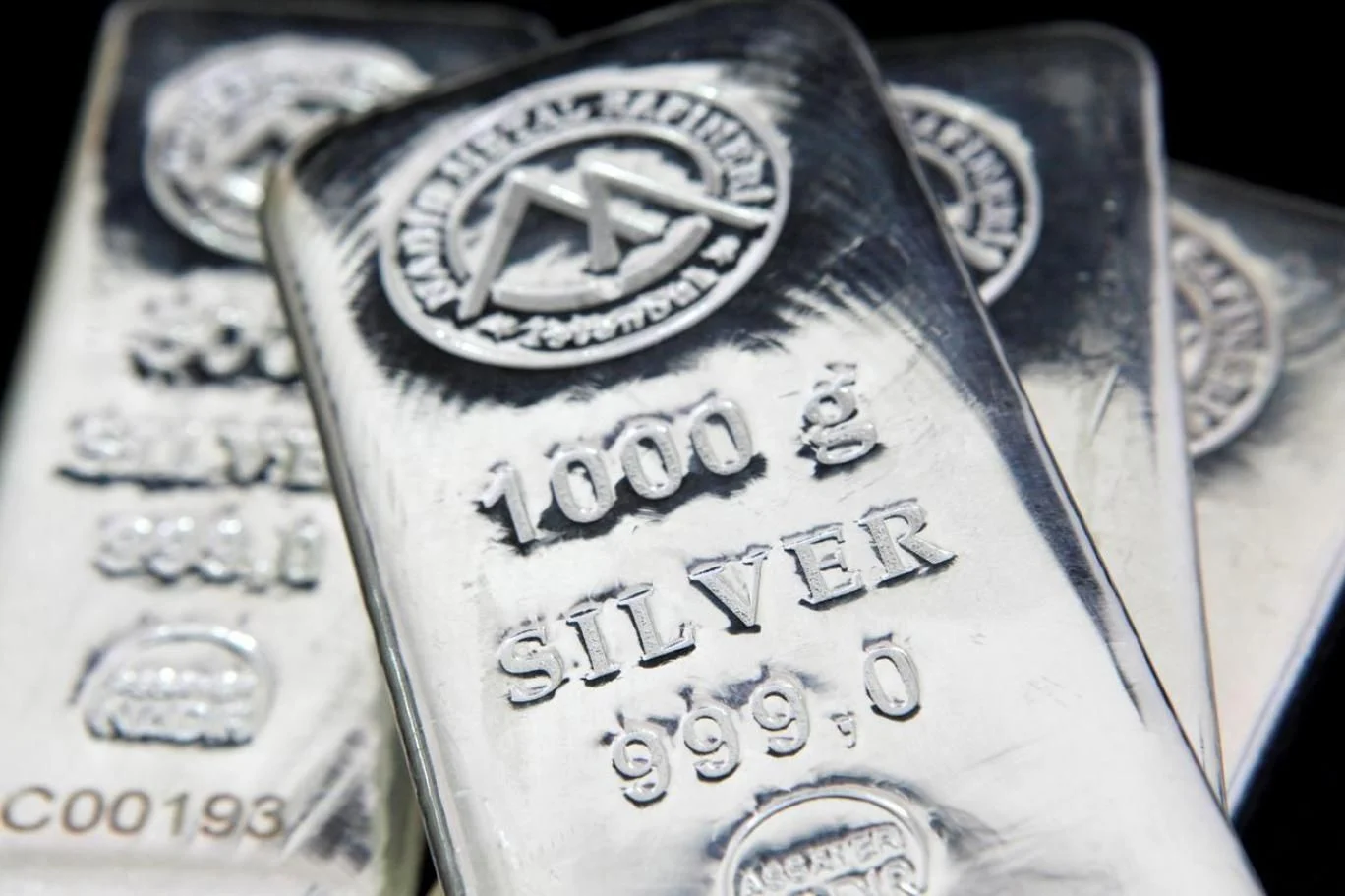 الفضة تكسر حاجز التاريخ.. قفزة غير مسبوقة فوق 80 دولارًا تعيد رسم خريطة المعادن النفيسة