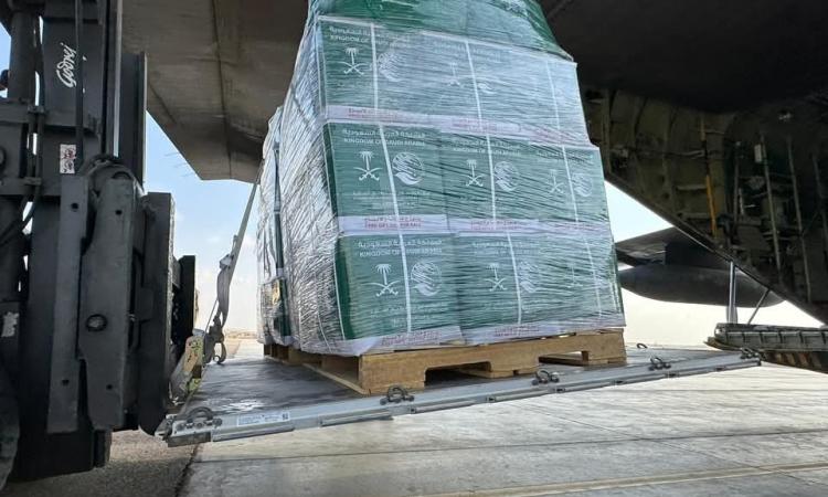 السعودية تواصل جسر الإغاثة إلى غزة بوصول الطائرة الـ77 دعمًا للشعب الفلسطيني