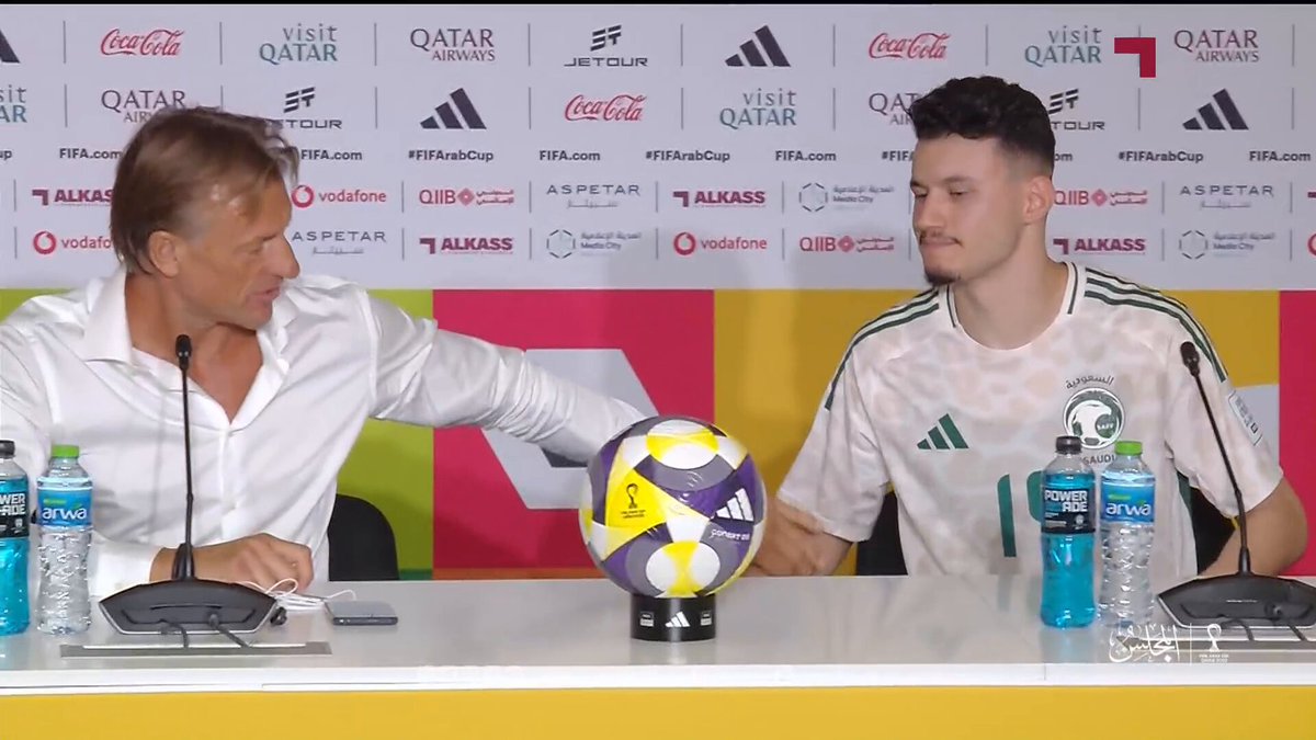 لقطة إنسانية تهز المدرجات… الحمدان يعتذر ويقبّل رأس رينارد بعد ركلة الجزاء الضائعة