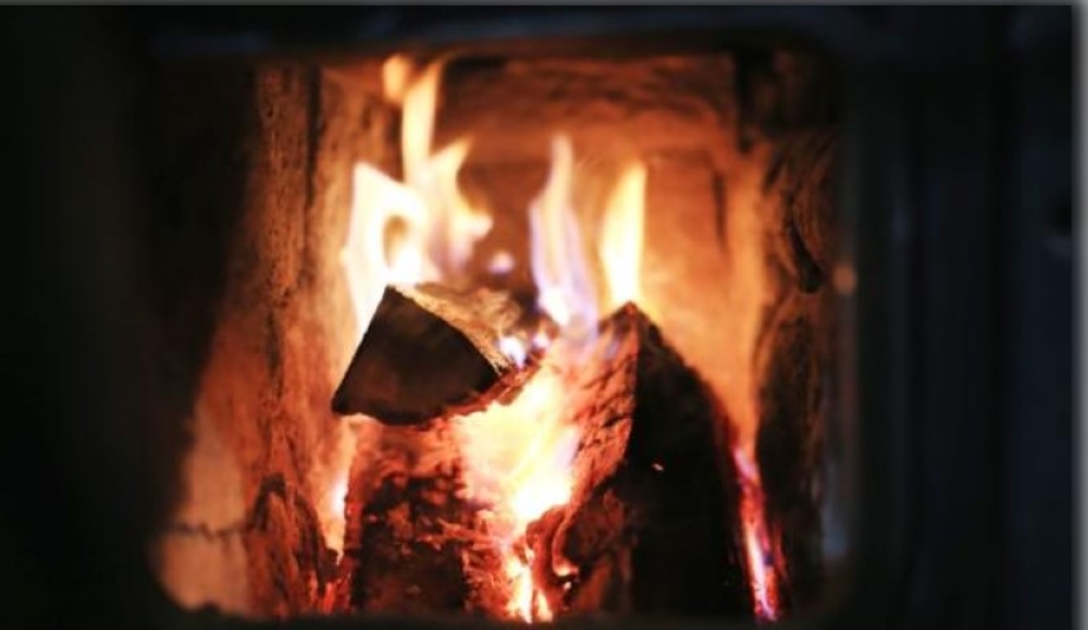 دفء قاتل في الشتاء.. تحذير صحي عاجل من إشعال الحطب داخل الأماكن المغلقة