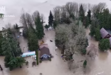 صورة فيضانات واشنطن تُغرق المدن… المياه تلامس الأسطح والولاية تعيش أسوأ اختبار مناخي