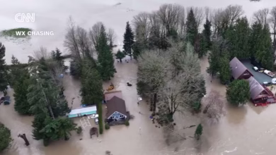 صورة فيضانات واشنطن تُغرق المدن… المياه تلامس الأسطح والولاية تعيش أسوأ اختبار مناخي