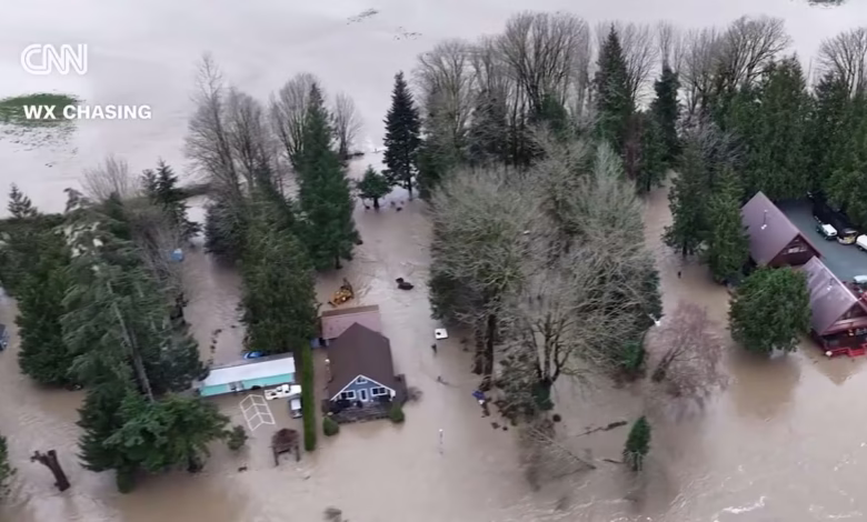 فيضانات واشنطن تُغرق المدن… المياه تلامس الأسطح والولاية تعيش أسوأ اختبار مناخي