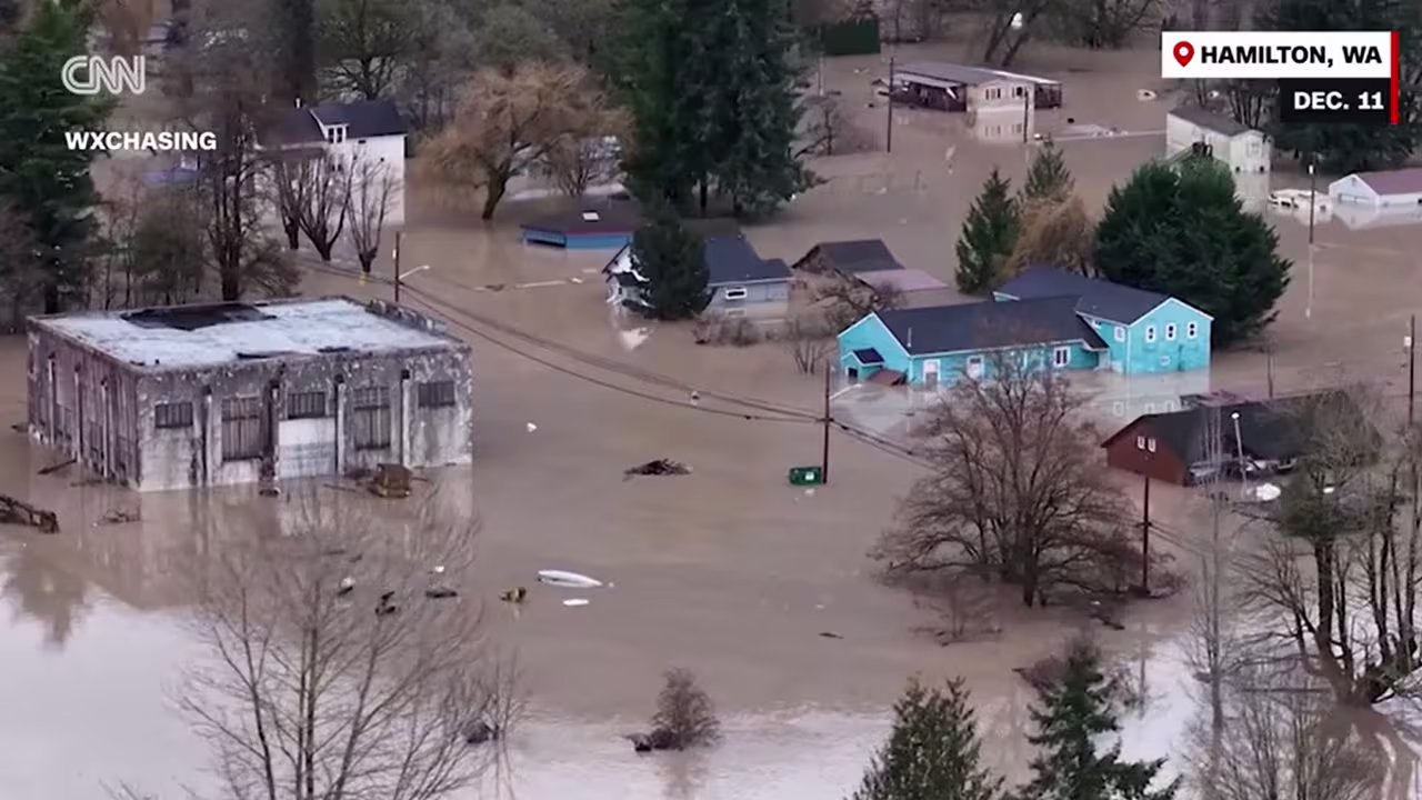 فيضانات واشنطن تُغرق المدن… المياه تلامس الأسطح والولاية تعيش أسوأ اختبار مناخي