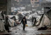 صورة غزة تحت المطر والنار.. مأساة إنسانية تتفاقم مع اجتياح العاصفة وتشريد مئات الآلاف