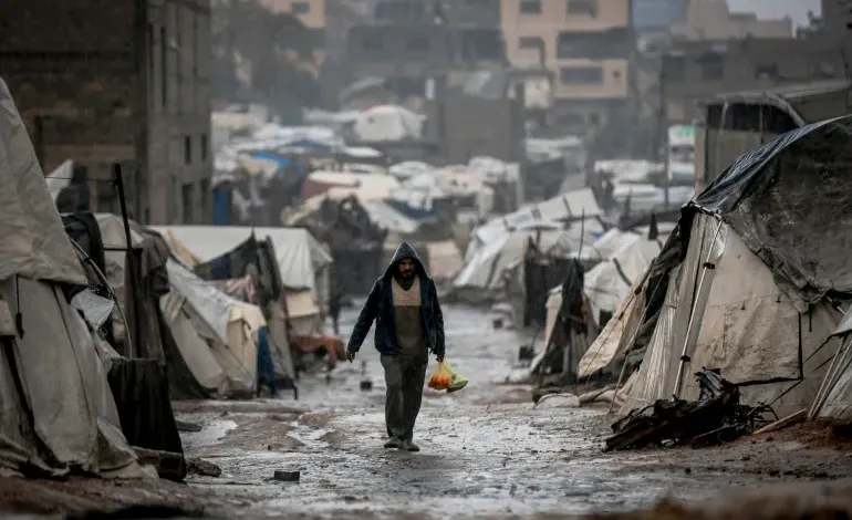 غزة تحت المطر والنار.. مأساة إنسانية تتفاقم مع اجتياح العاصفة وتشريد مئات الآلاف