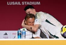 صورة لقطة إنسانية تهز المدرجات… الحمدان يعتذر ويقبّل رأس رينارد بعد ركلة الجزاء الضائعة