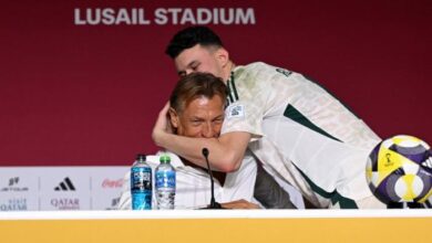 صورة لقطة إنسانية تهز المدرجات… الحمدان يعتذر ويقبّل رأس رينارد بعد ركلة الجزاء الضائعة