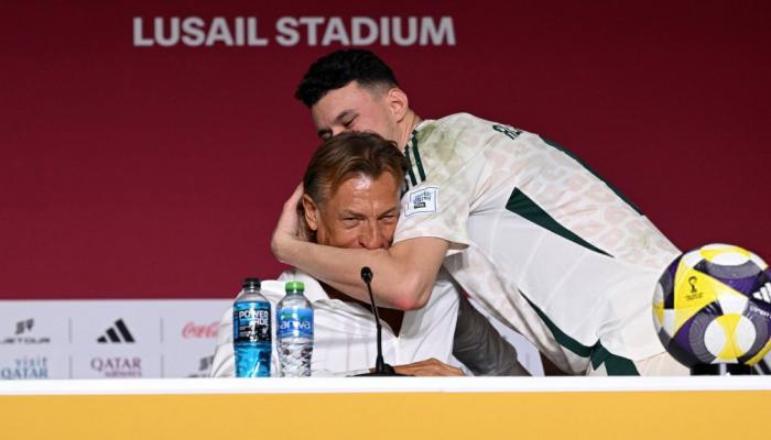 لقطة إنسانية تهز المدرجات… الحمدان يعتذر ويقبّل رأس رينارد بعد ركلة الجزاء الضائعة