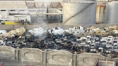 صورة مشاهد من المكلا تُظهر احتراق أسلحة إماراتية مُهرّبة بعد الضربة السعودية