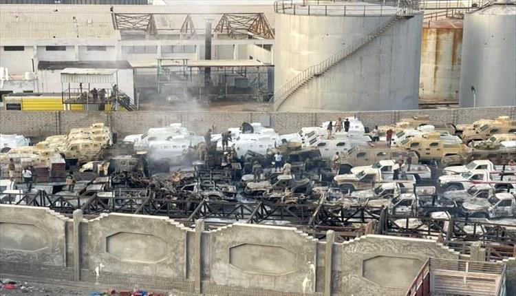 مشاهد من المكلا تُظهر احتراق أسلحة إماراتية مُهرّبة بعد الضربة السعودية