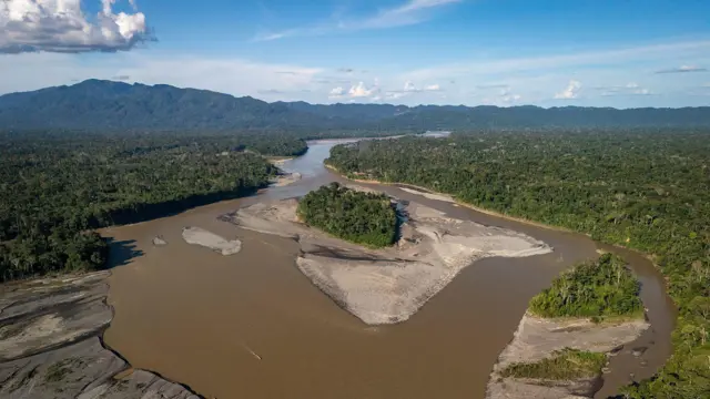 كارثة في نهر الأمازون.. انهيار أرضي يبتلع قارب ركاب ويخلّف 12 قتيلًا و30 مفقودًا في البيرو
