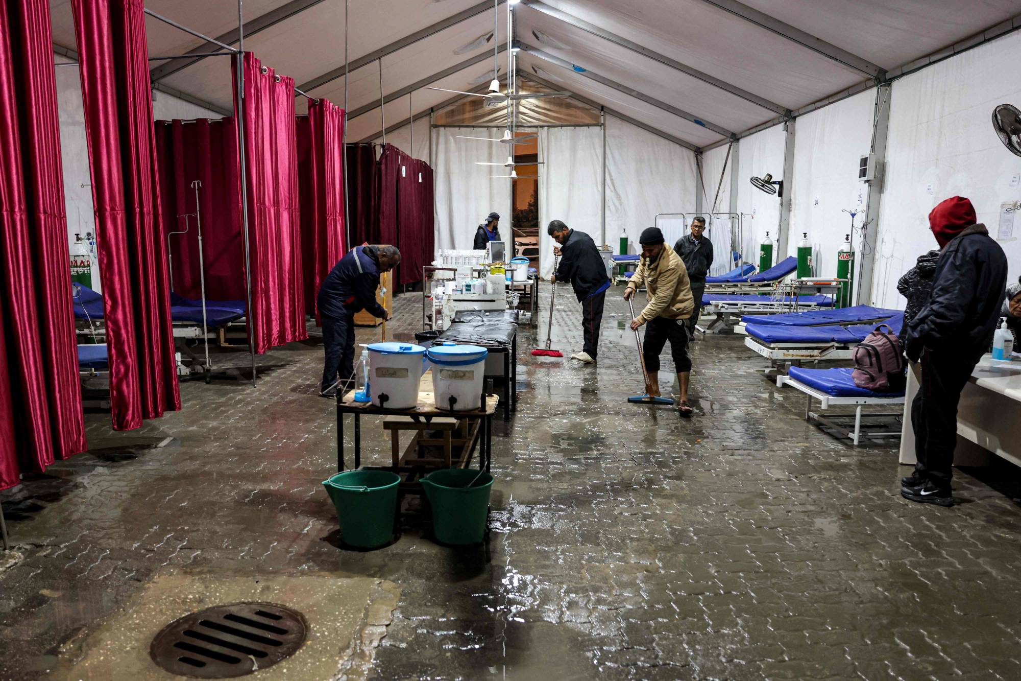 غزة تغرق تحت الأمطار… فيضانات قاتلة تعمّق المأساة الإنسانية وتودي بحياة 14 شخصًا