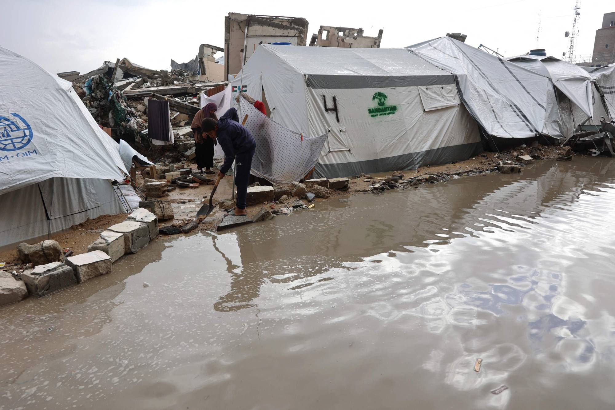 غزة تغرق تحت الأمطار… فيضانات قاتلة تعمّق المأساة الإنسانية وتودي بحياة 14 شخصًا