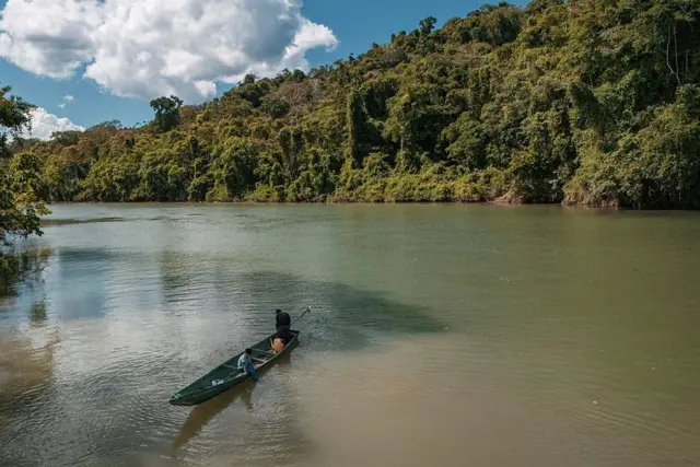 كارثة في نهر الأمازون.. انهيار أرضي يبتلع قارب ركاب ويخلّف 12 قتيلًا و30 مفقودًا في البيرو