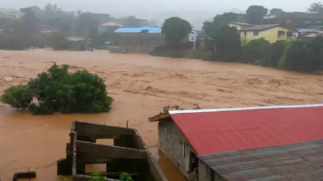 كارثة في نهر الأمازون.. انهيار أرضي يبتلع قارب ركاب ويخلّف 12 قتيلًا و30 مفقودًا في البيرو