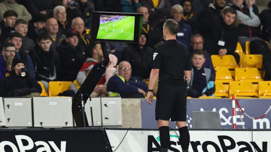 طرد غير مسبوق في الليغا: حكم سابق يخرج بالبطاقة الحمراء من زميله في مشهد استثنائي