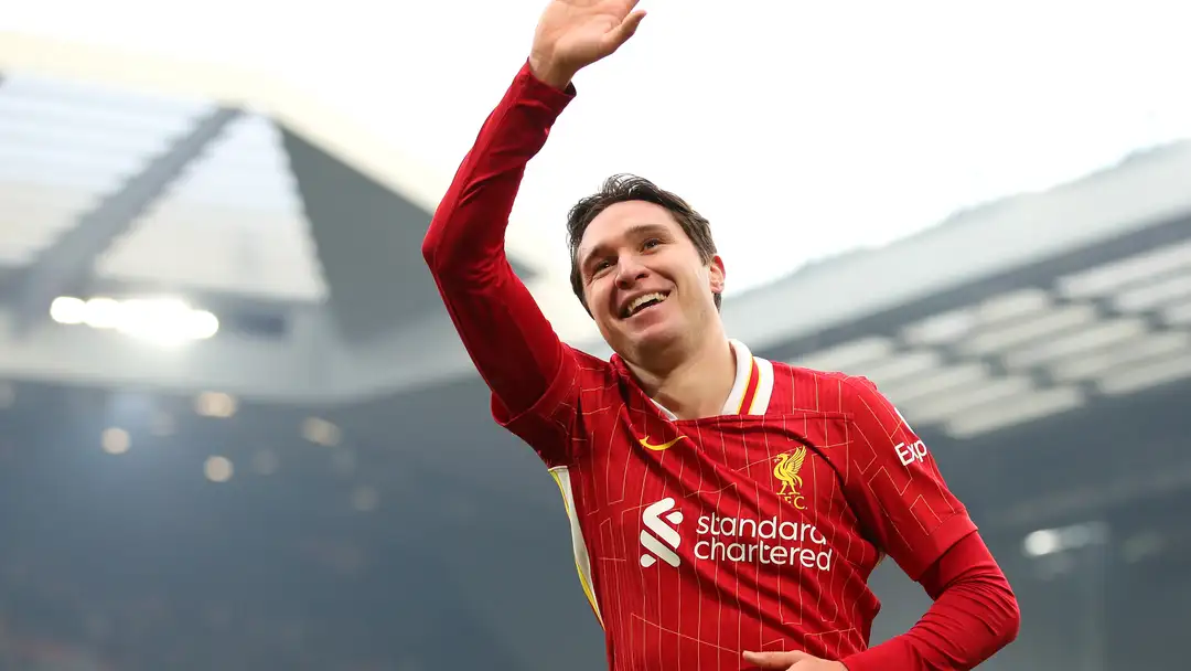 «محمد صلاح جديد» يشعل أنفيلد.. لماذا فجّر فيديريكو كييزا غضب جماهير ليفربول من سلوت؟