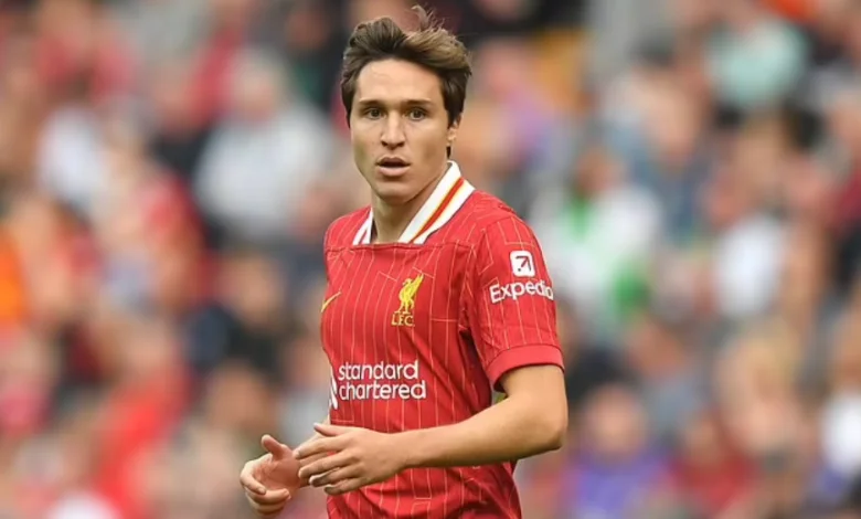 «محمد صلاح جديد» يشعل أنفيلد.. لماذا فجّر فيديريكو كييزا غضب جماهير ليفربول من سلوت؟