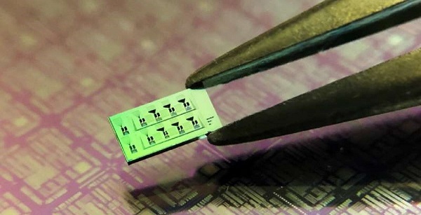 جهاز أصغر من شعرة الإنسان يفتح عصرًا جديدًا للحوسبة الكمومية