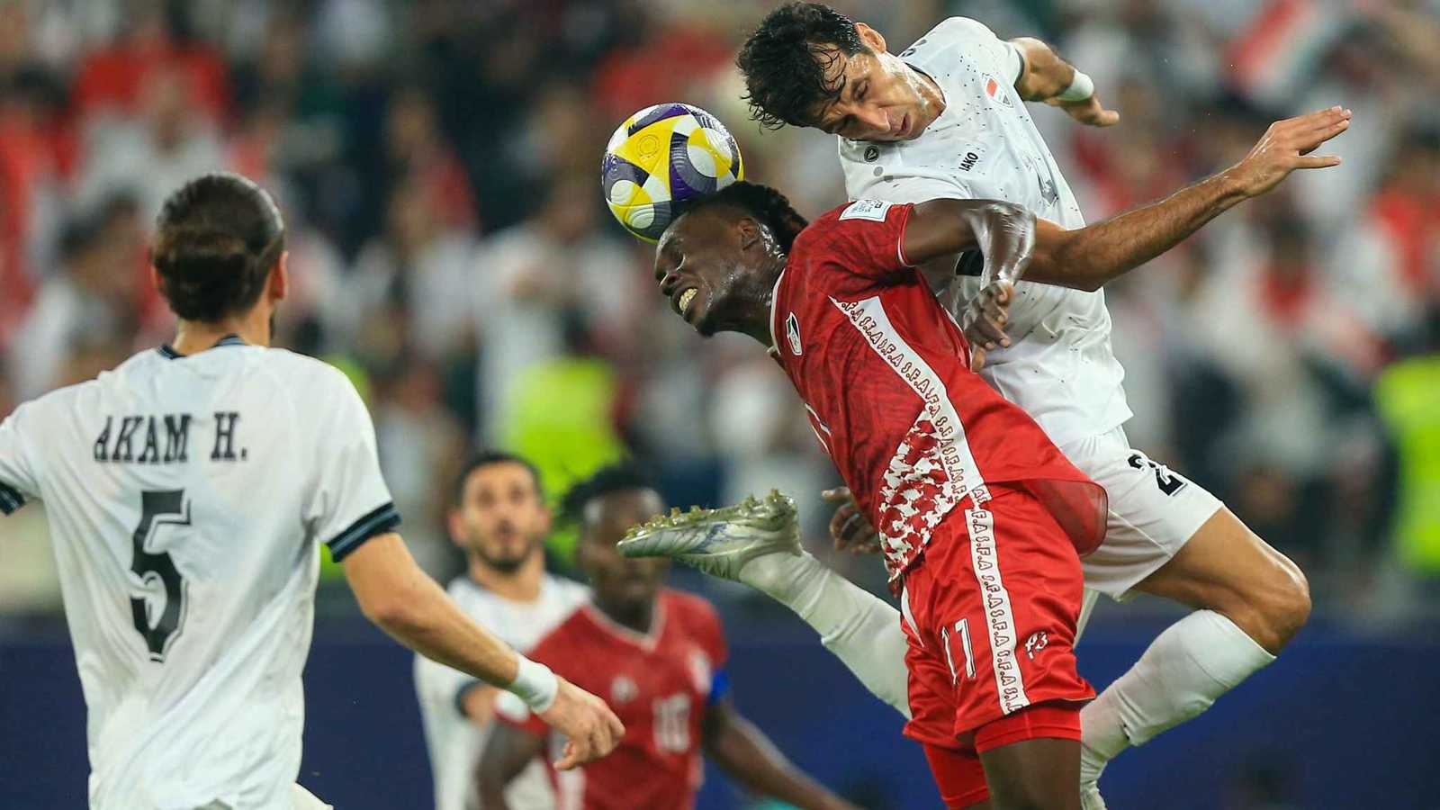 حسم عراقي متأخر يقود إلى ربع النهائي.. أسود الرافدين يعبرون السودان بثنائية في كأس العرب