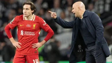 صورة «محمد صلاح جديد» يشعل أنفيلد.. لماذا فجّر فيديريكو كييزا غضب جماهير ليفربول من سلوت؟