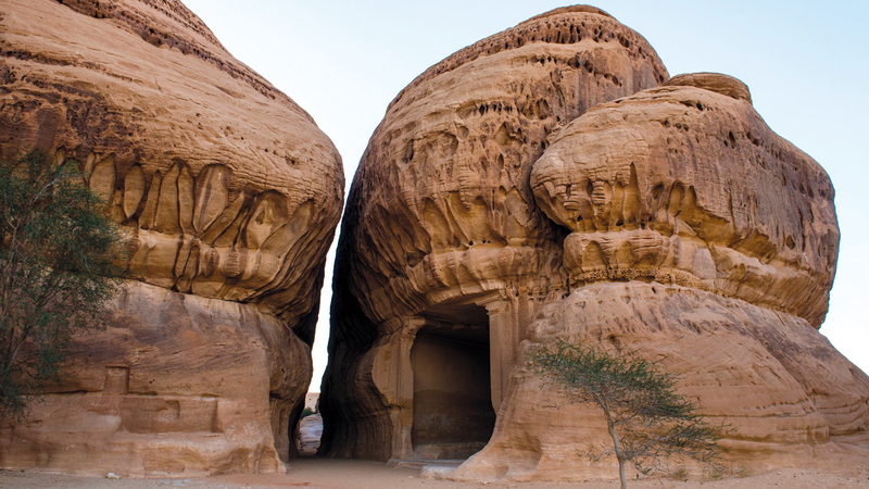 خزائن المطر في قلب الصحراء.. كيف صنعت تجاويف العُلا الصخرية حياةً كاملة من الماء والزراعة