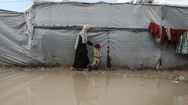 غزة تحت المطر والنار.. مأساة إنسانية تتفاقم مع اجتياح العاصفة وتشريد مئات الآلاف