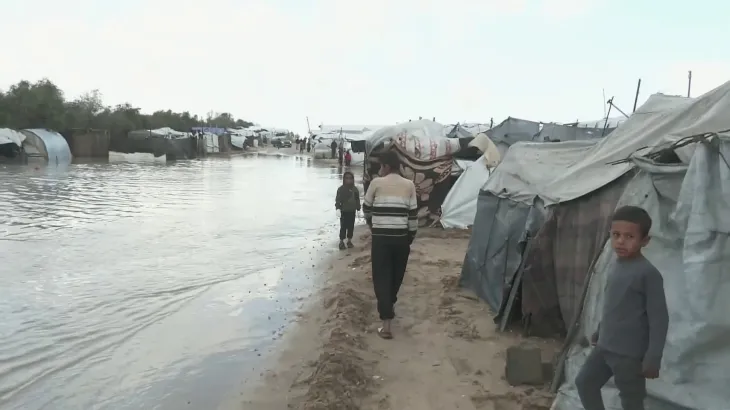 غزة تحت المطر والنار.. مأساة إنسانية تتفاقم مع اجتياح العاصفة وتشريد مئات الآلاف