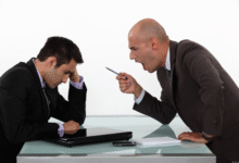 صورة الفجوة بين الموظف وصاحب العمل.. لماذا لا يفهم كل طرف معاناة الآخر؟