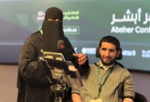 صورة ابتسامة تتجاوز الجسد.. كيف حوّل أنس التركي الإعاقة إلى مشروع حياة بالتقنية والإيمان؟