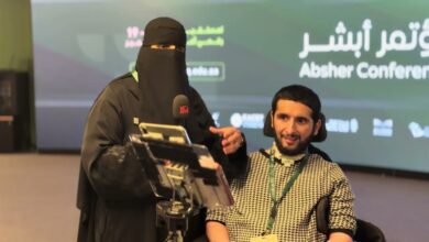 صورة ابتسامة تتجاوز الجسد.. كيف حوّل أنس التركي الإعاقة إلى مشروع حياة بالتقنية والإيمان؟