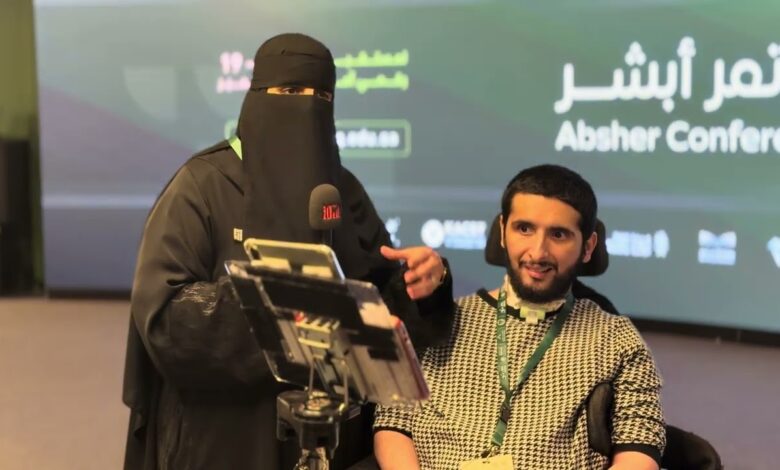 ابتسامة تتجاوز الجسد.. كيف حوّل أنس التركي الإعاقة إلى مشروع حياة بالتقنية والإيمان؟